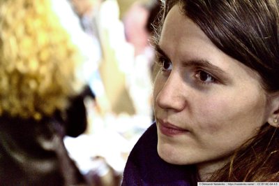 Невідома дівчина на Книжковому Арсеналі — 2016, Київ | NIKON CORPORATION NIKON D3100 | 105 mm | 1/60 s | f/5.6 | ISO3200